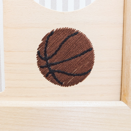送料無料】木に咲く刺繍。バスケットボールとゴールのウッドフォト
