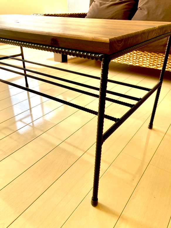 シンプルで木目に表情のあるテーブル　センターテーブル　ローテーブル　アイアン 2枚目の画像
