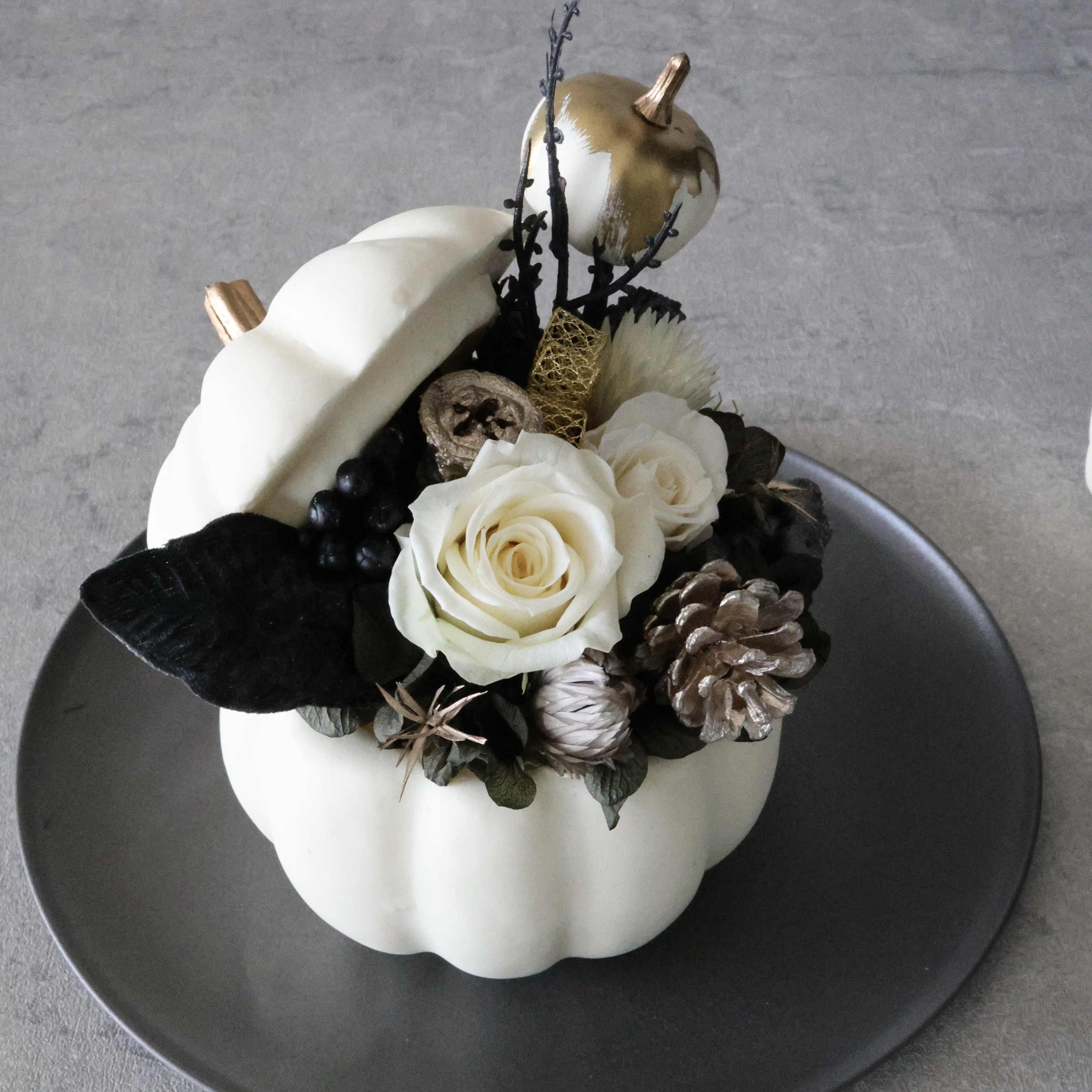 秋の大人シックなホワイトパンプキン： プリザーブドフラワー　ハロウィン 秋　かぼちゃ