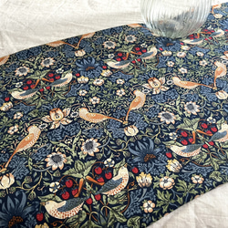 規格外SALE＊モリス　テーブルランナー　いちご泥棒×ピンパーネル　リバーシブル　108×34㎝ 2枚目の画像