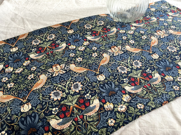 規格外SALE＊モリス　テーブルランナー　いちご泥棒×ピンパーネル　リバーシブル　108×34㎝ 2枚目の画像