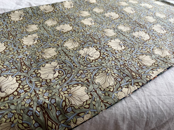 規格外SALE＊モリス　テーブルランナー　いちご泥棒×ピンパーネル　リバーシブル　108×34㎝ 3枚目の画像