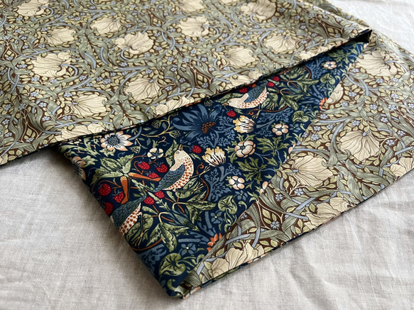 規格外SALE＊モリス　テーブルランナー　いちご泥棒×ピンパーネル　リバーシブル　108×34㎝ 1枚目の画像