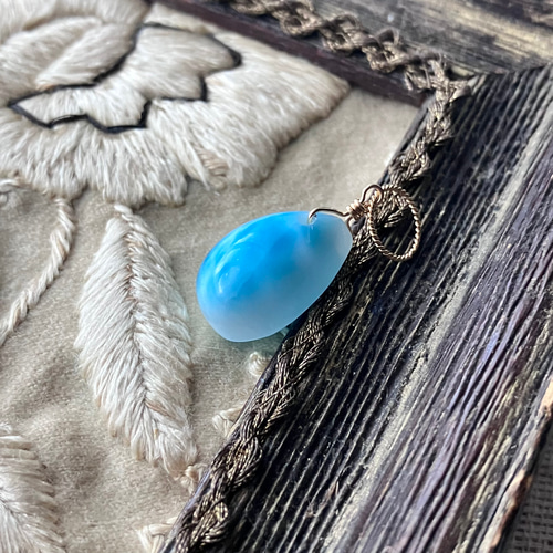 魅惑的ブルー 吸い込まれる色合いのラリマーのドロップペンダント  