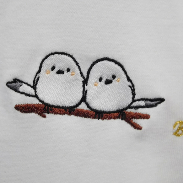 「雪の妖精」シマエナガの可愛い刺繍入りTシャツ　 1枚目の画像