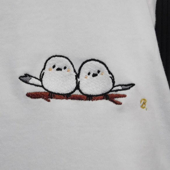 「雪の妖精」シマエナガの可愛い刺繍入りTシャツ　 4枚目の画像