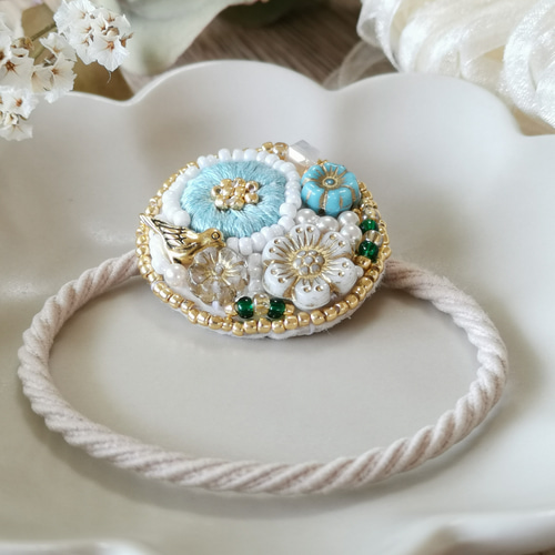 お花と小鳥の刺繍ヘアゴム(ブルーホワイト) ヘアゴム favori _saki  