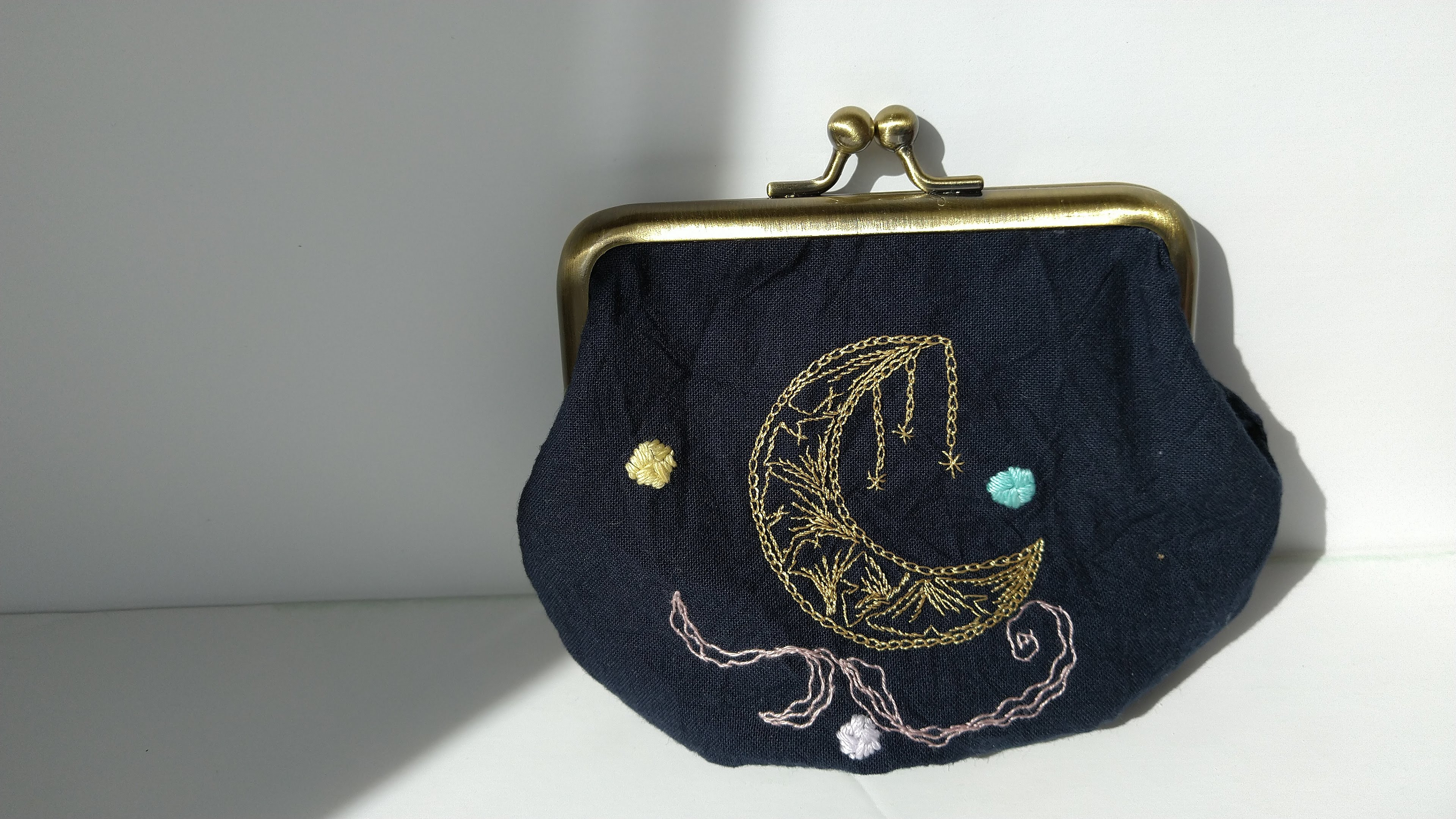 【手刺繍】月のがま口-小振りサイズ