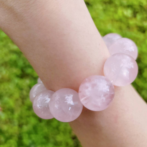 ローズクォーツのキュートな大玉ブレスレット 【マダガスカル産紅水晶