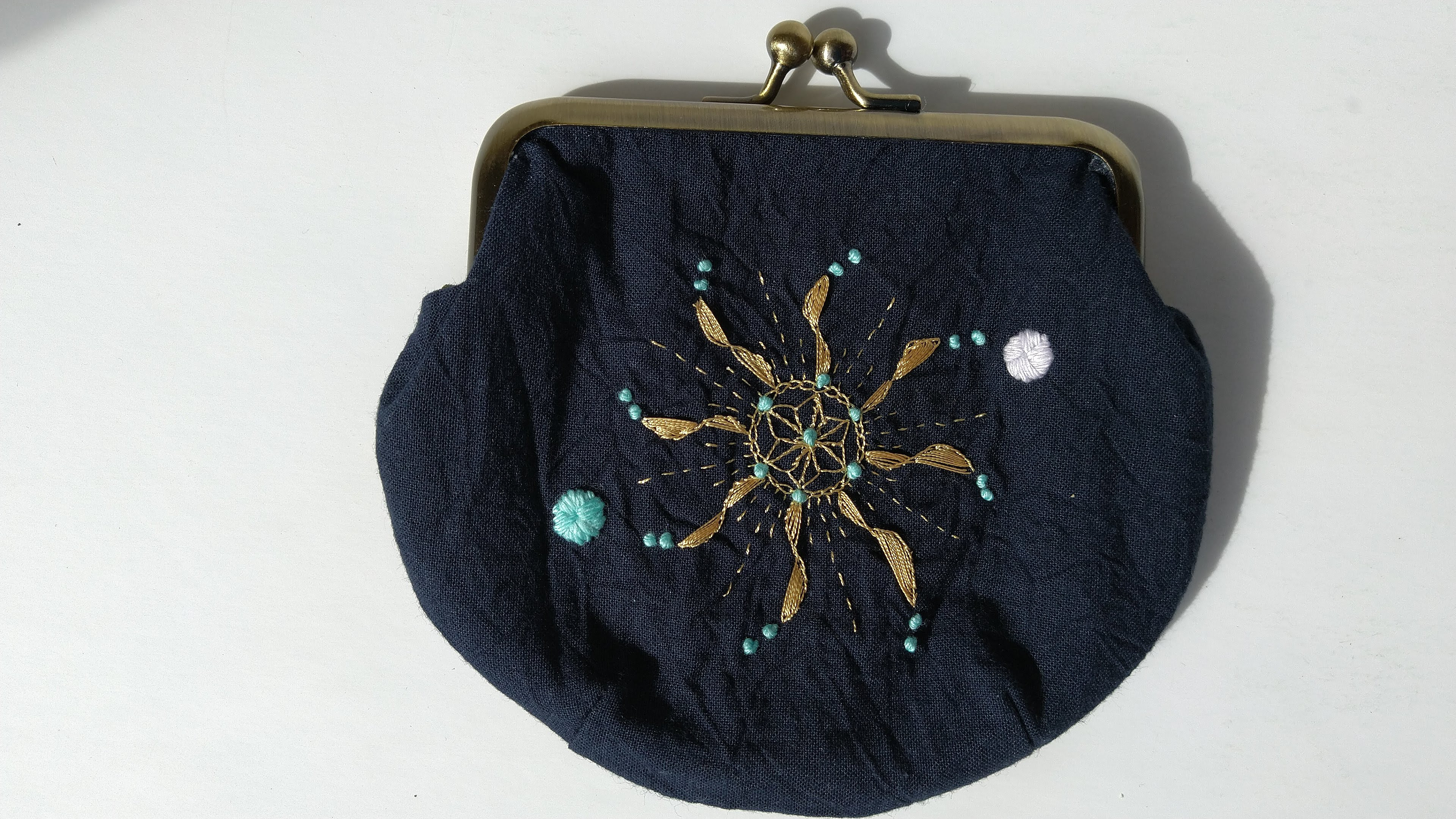 【手刺繍】太陽のがま口-小振りサイズ