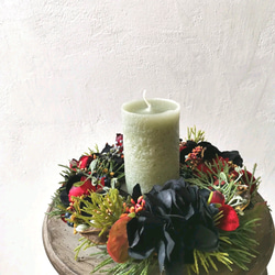 黒の紫陽花がポイントのクリスマスリースφ18cm/フラワーリース 6枚目の画像