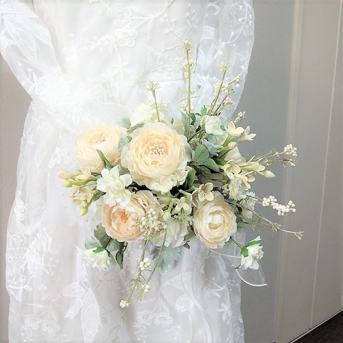 クリーム色バラ と 小花 の ウェディングブーケ アーティ