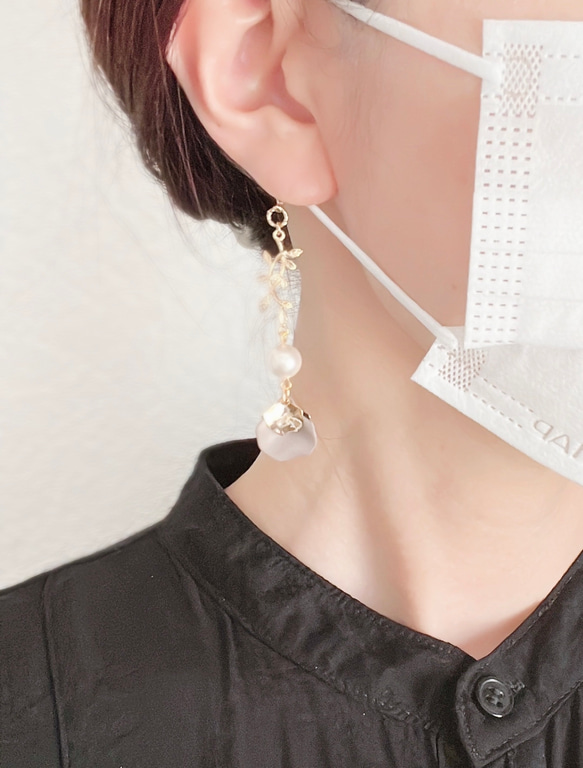 SALE在庫限り✴︎metal flower✴︎ブラウン　ピアスみたいなマスクチャーム【Hijiri】花びら　パール　緑 4枚目の画像