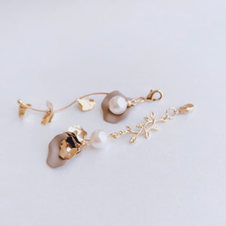 SALE在庫限り✴︎metal flower✴︎ブラウン　ピアスみたいなマスクチャーム【Hijiri】花びら　パール　緑 1枚目の画像