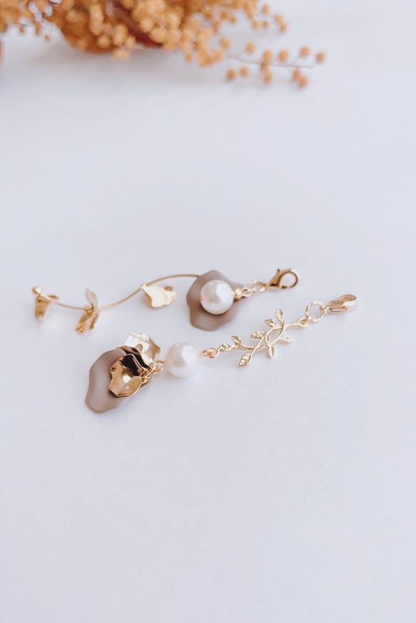 SALE在庫限り✴︎metal flower✴︎ブラウン　ピアスみたいなマスクチャーム【Hijiri】花びら　パール　緑 1枚目の画像