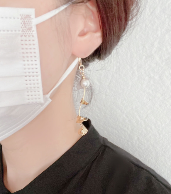 SALE在庫限り✴︎metal flower✴︎ブラウン　ピアスみたいなマスクチャーム【Hijiri】花びら　パール　緑 3枚目の画像