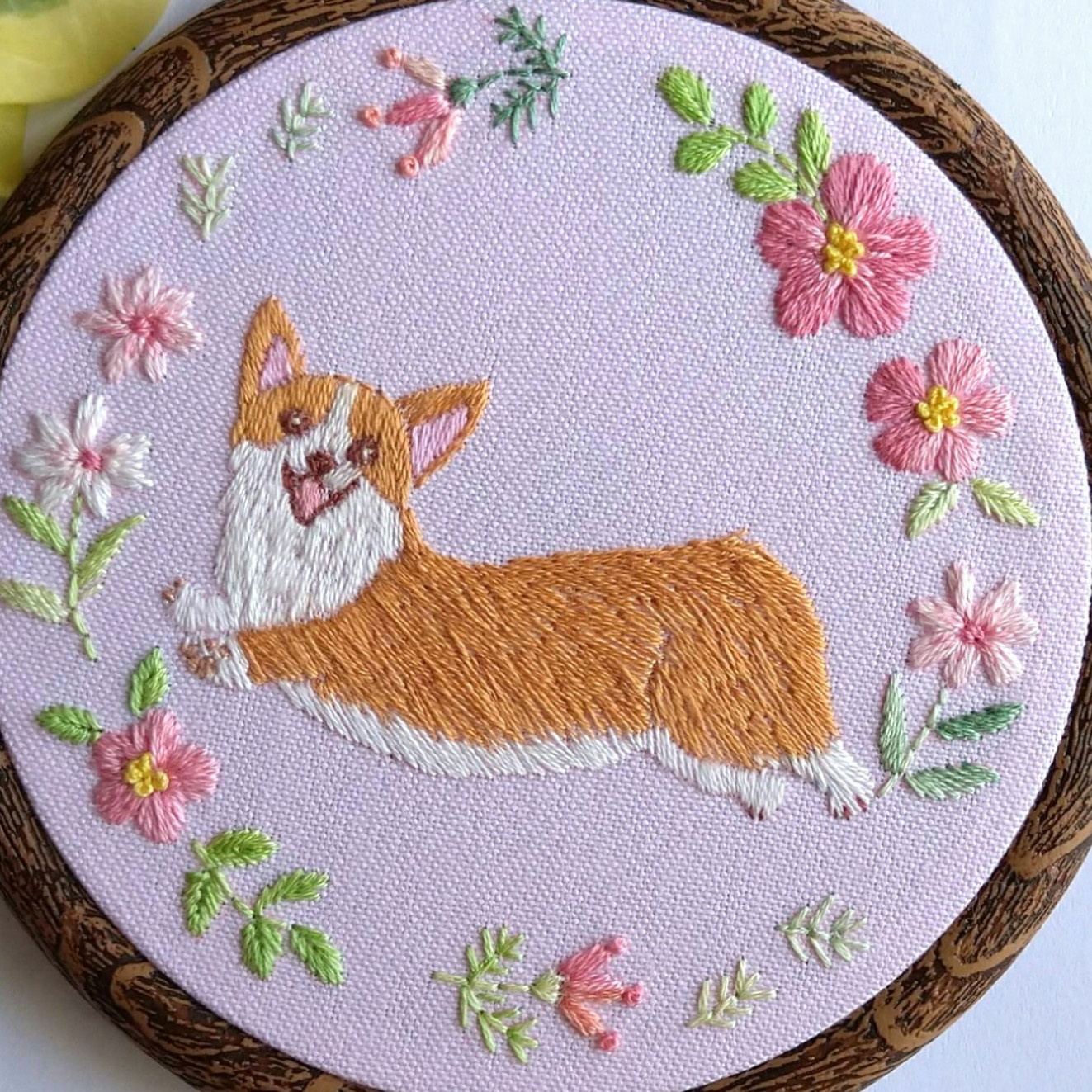 【新品】イヴドローム　IOSIS ポーチ　コーギー　犬　刺繍 刺繍ポーチ〈コーギー/グリーン・ブルー・レッド〉 | LimaLima