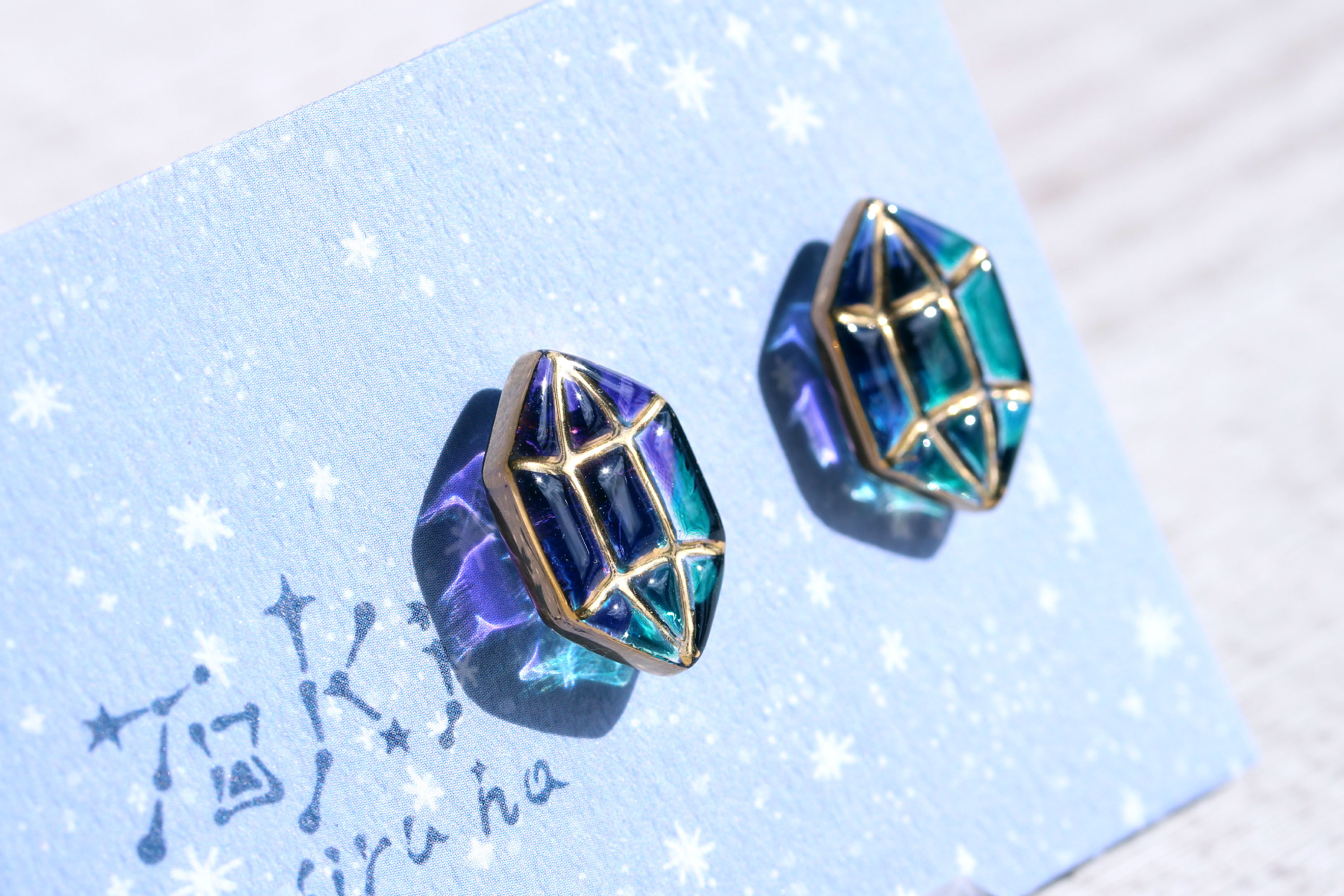 宝石硝子ピアス ~purple hexagon~