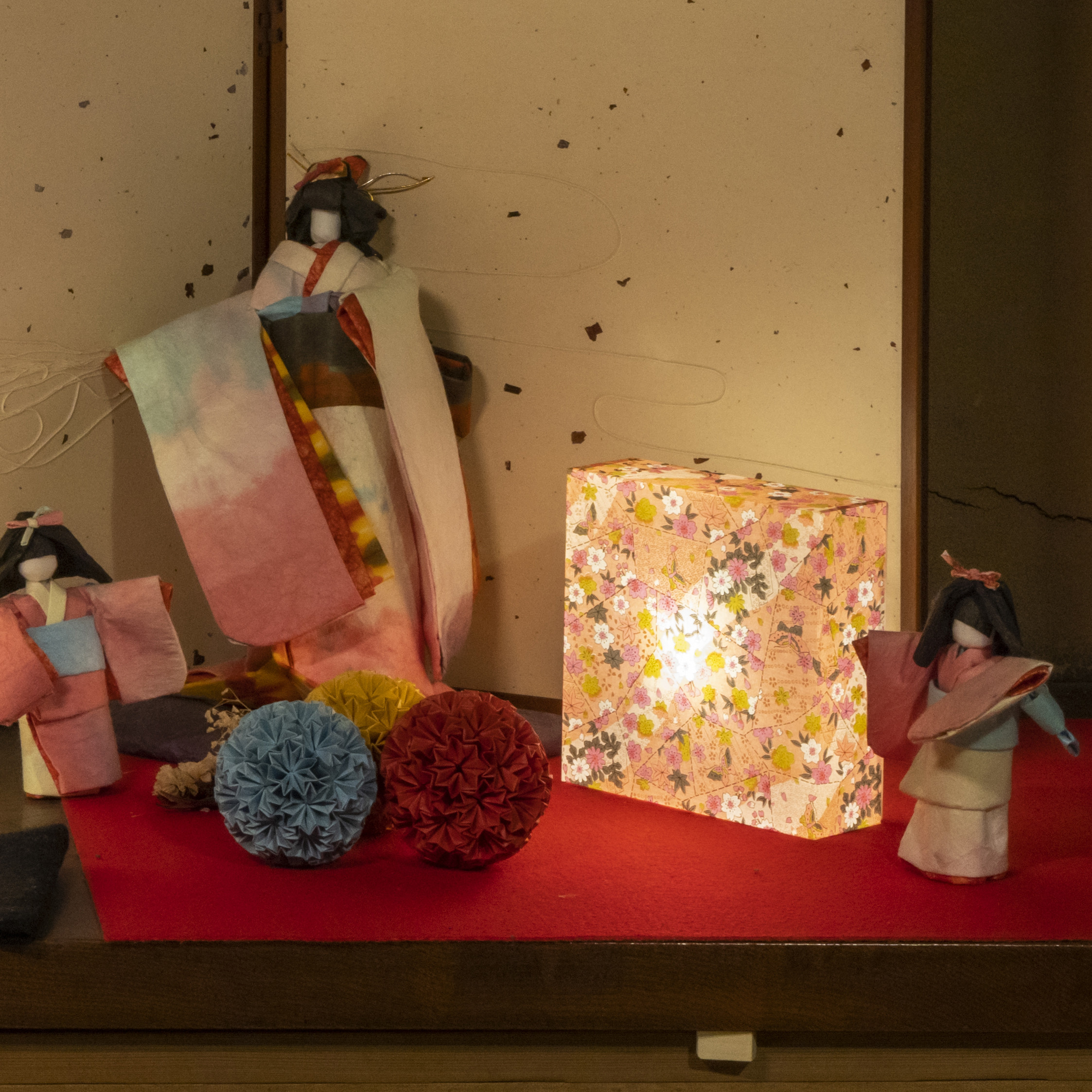 友禅紙の灯り　紅梅色　< mini > 　ブラケット照明　電池式　コードレス