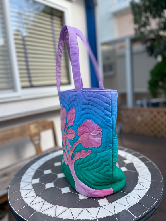 ハワイアンキルト　ハイビスカスの大きめトートバッグ　ブルーグラデーション受注製作 5枚目の画像