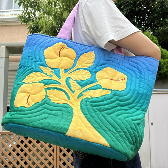 ハワイアンキルト　ハイビスカスの大きめトートバッグ　ブルーグラデーション受注製作 2枚目の画像