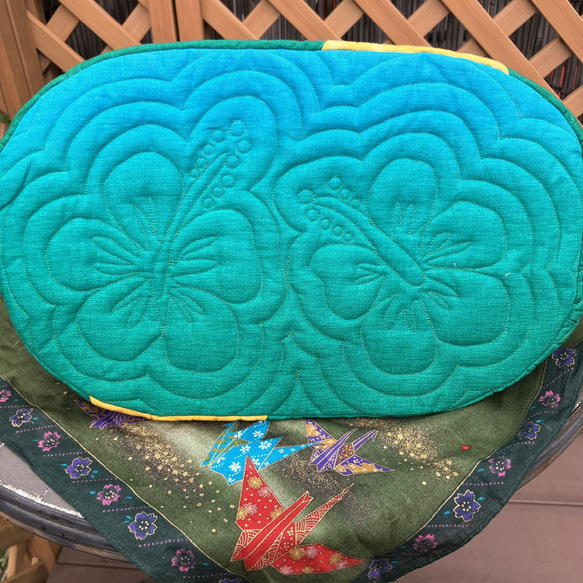 ハワイアンキルト　ハイビスカスの大きめトートバッグ　ブルーグラデーション受注製作 8枚目の画像