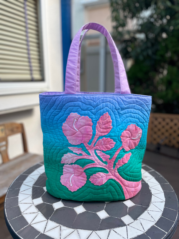 ハワイアンキルト　ハイビスカスの大きめトートバッグ　ブルーグラデーション受注製作 4枚目の画像