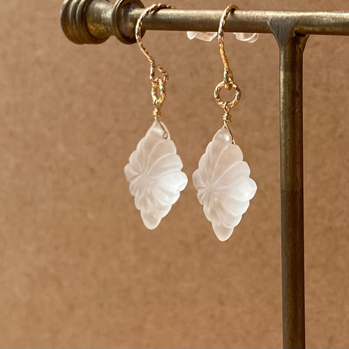 天然石14kgf クリスタルクォーツ カービングドロップ ピアス アレル対応