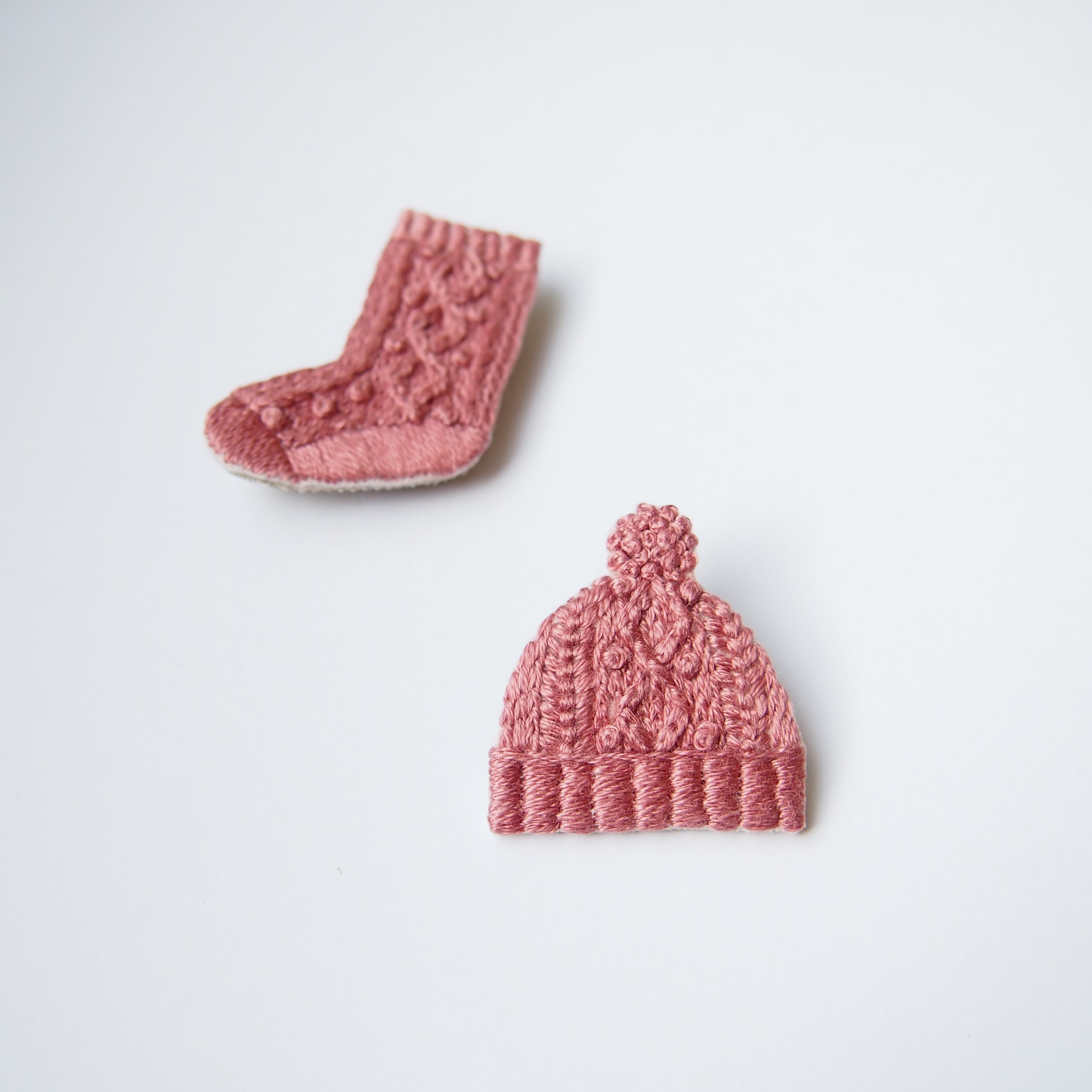 受注制作］アラン編みニット帽の刺繍ブローチ（pink） ブローチ