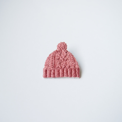 ブローチ 受注制作］アラン編みニット帽の刺繍ブローチ（pink） ブローチ