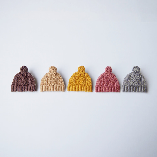 受注制作］アラン編みニット帽の刺繍ブローチ（pink） ブローチ