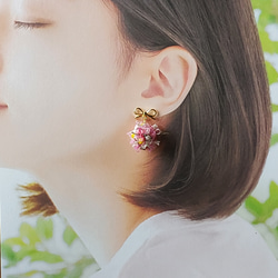 【受注製作】ふんわり優しい秋桜(コスモス)のリボンピアス 2枚目の画像