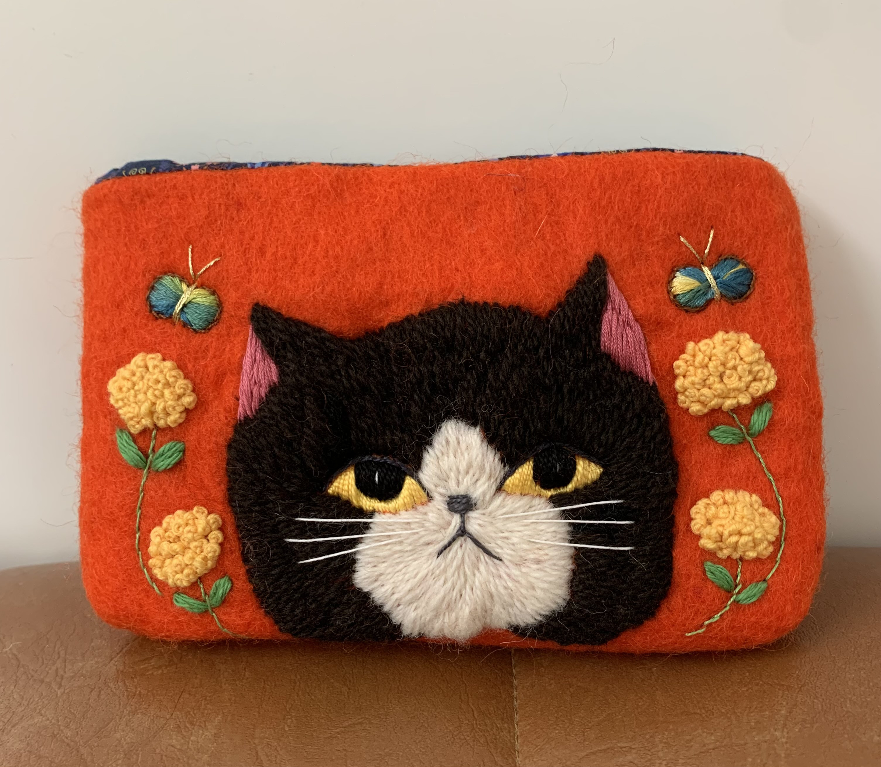 黒猫さん刺繍 羊毛フェルト生地のポーチ その他バッグ はな