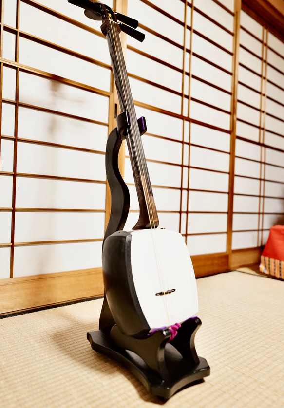 24時間以内に発送】手作り木工 木製三味線スタンド （黒漆） 1丁掛け