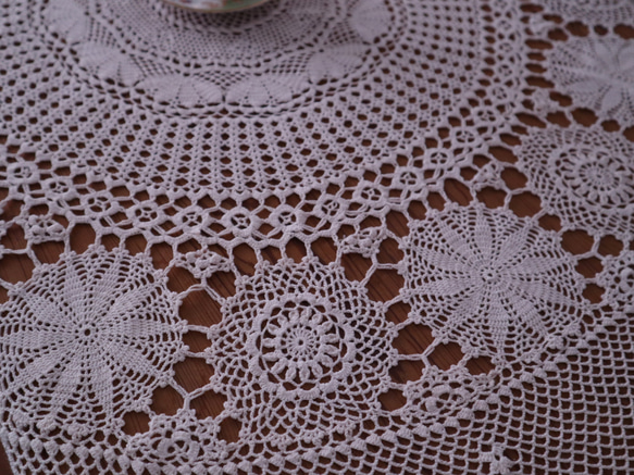 フランスの手仕事/アイボリー色 繊細な手編みクロッシェ 大判サイズのラウンドレース (ヴィンテージ  レース） 12枚目の画像