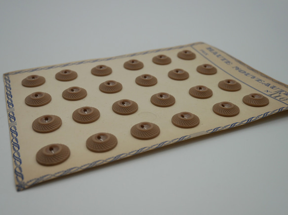 フランスプラスチックデザインボタンS（ライトグレイッシュブラウン/T10）  3個セット 4枚目の画像