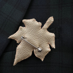 【受注制作】ハート♥️の虫食い五色の葉　オートクチュール刺繍ブローチ 7枚目の画像