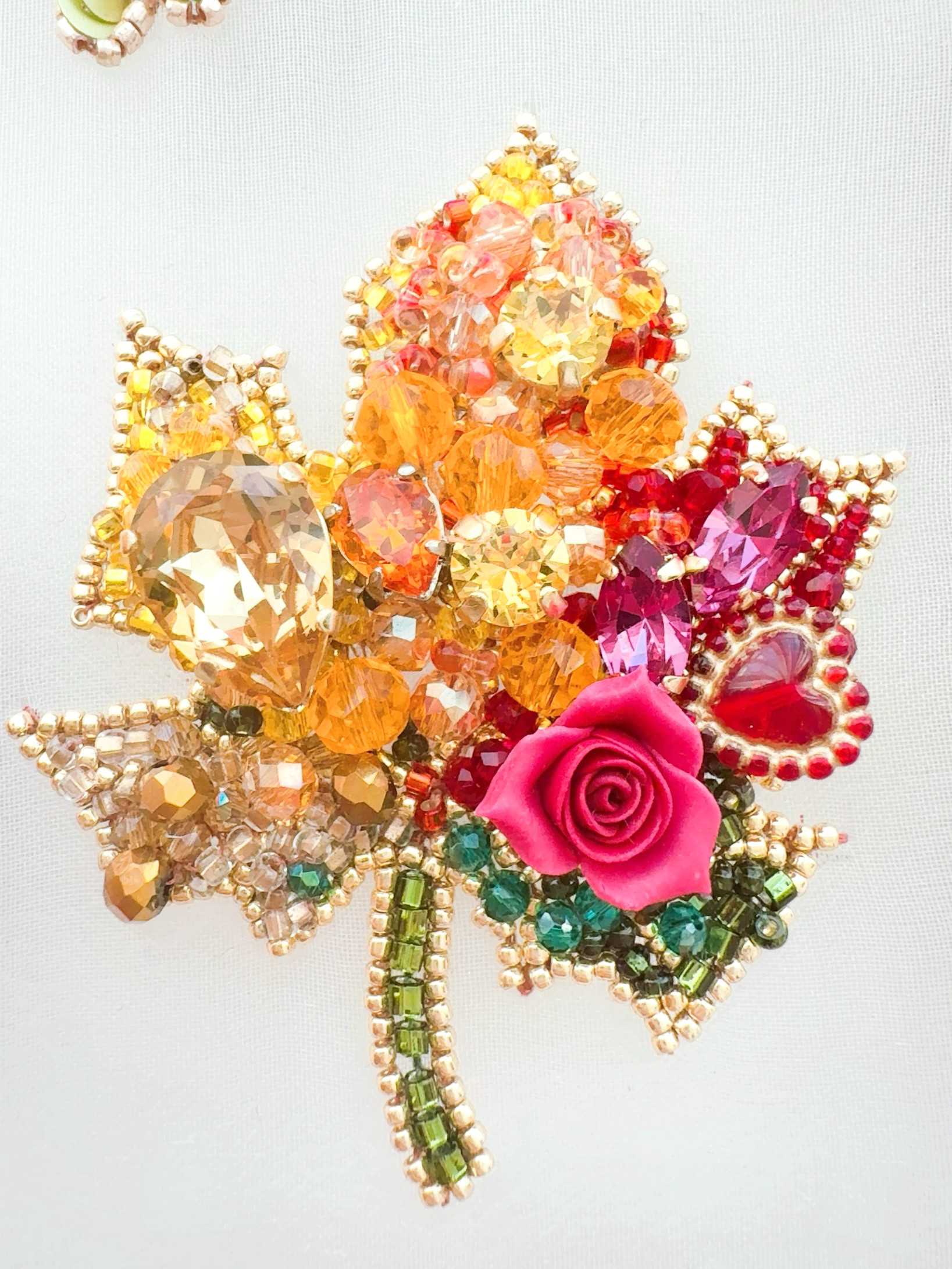 ハート♥️の虫食い五色の葉　オートクチュール刺繍ブローチ