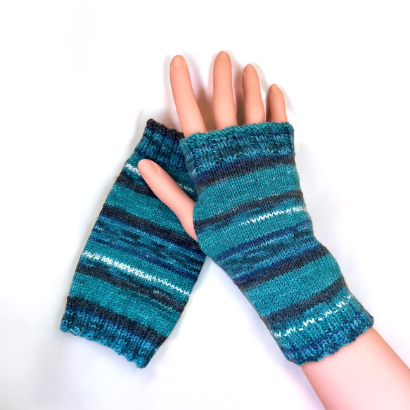 【再販】袖口から柄が…ハンドウォーマー［ブルーグリーン］指なし手袋　手袋　手編み 1枚目の画像