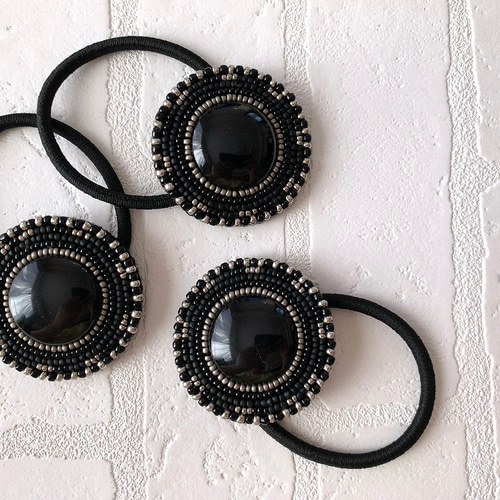 まんまるいカボションビーズ刺繍ヘアゴム(ブラック） ヘアゴム nasica 
