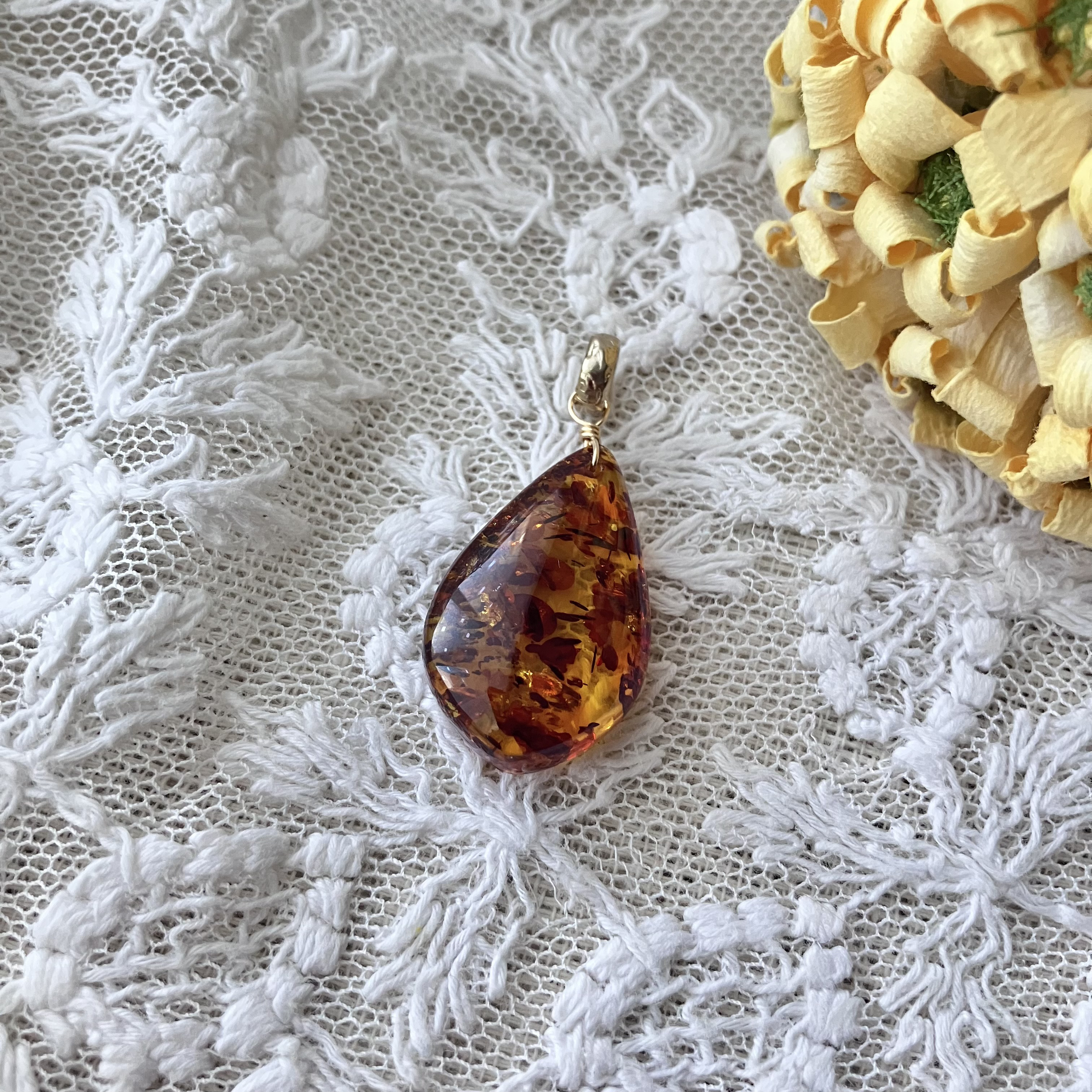 太古のロマン感じる大粒琥珀のペンダントトップ☆一点もの