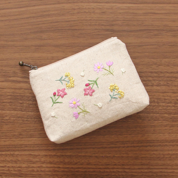 ティッシュポーチ　刺繍　　秋の花アソート 1枚目の画像