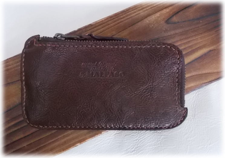 フラットなコンパクト札入れ（糸の色が茶色です）、Ｌ字ファスナーの中にコインケースとカードケースをプラス