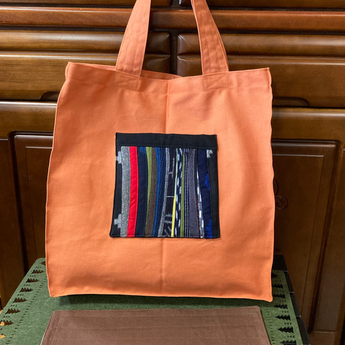 久留米絣のパッチワークポケットとワッペンが付いたトートバッグ