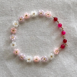 ピンクの半貴石を用いたお花のビーズブレスレット 1枚目の画像
