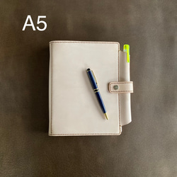 【A5芯固定帶】A5系統筆記本帶圓柱筆筒 Nume leather 皮革筆記本 第9張的照片