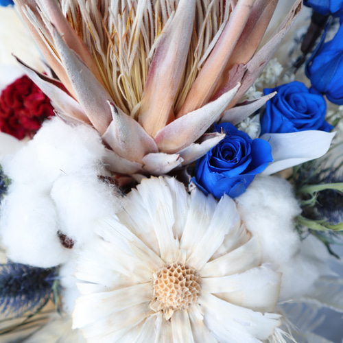 キングプロテアとパンパスグラスのクラッチブーケ ウェディングブーケ  