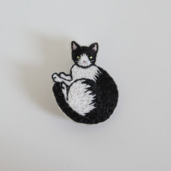 猫刺繍ブローチ　黒白　丸まり　ヘーゼル 2枚目の画像