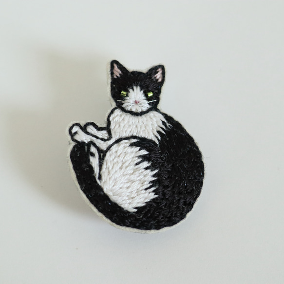 猫刺繍ブローチ　黒白　丸まり　ヘーゼル 3枚目の画像
