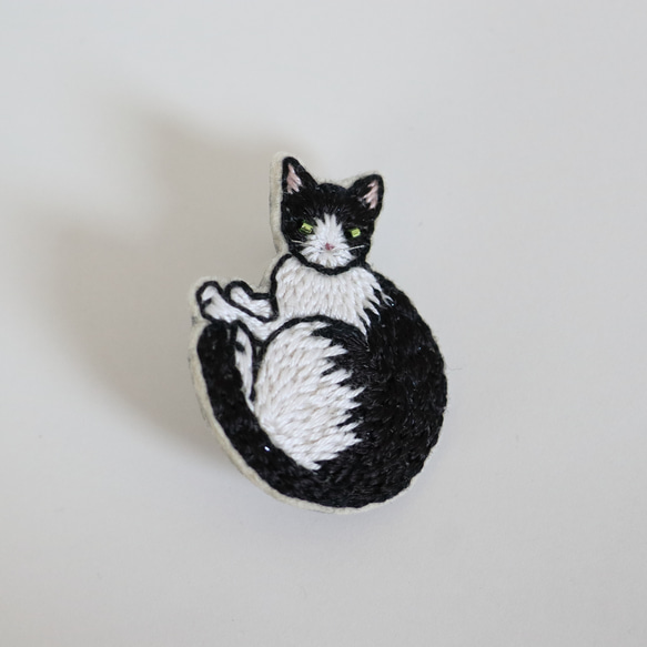 猫刺繍ブローチ　黒白　丸まり　ヘーゼル 4枚目の画像